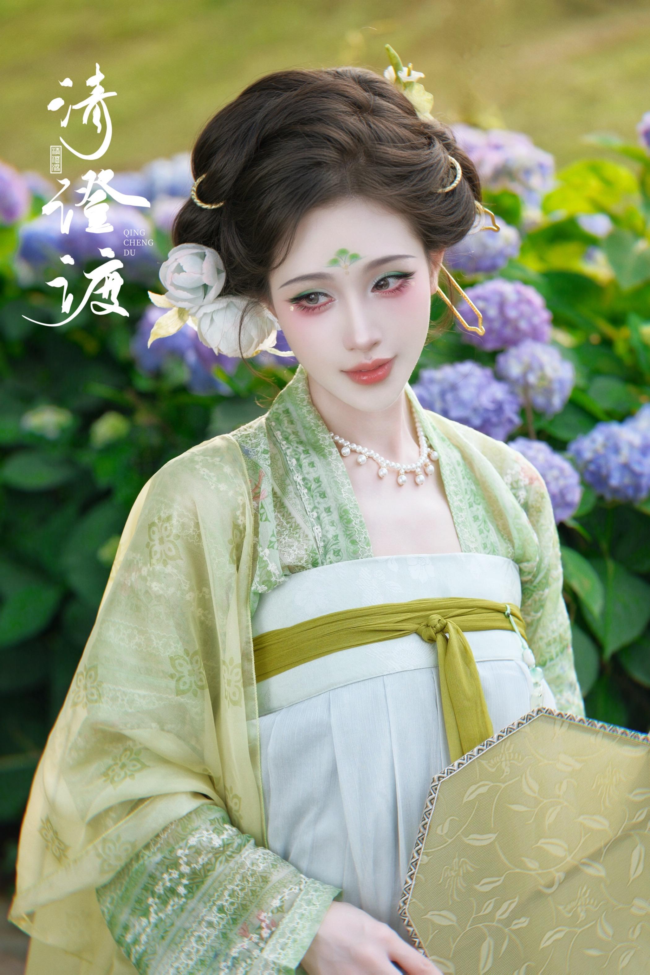 绿色系齐胸。