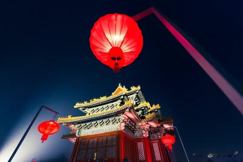 中国红点亮世界舞台，从伦敦特拉法加广场到纽约时代广场，从悉尼歌剧院到巴黎香榭丽舍