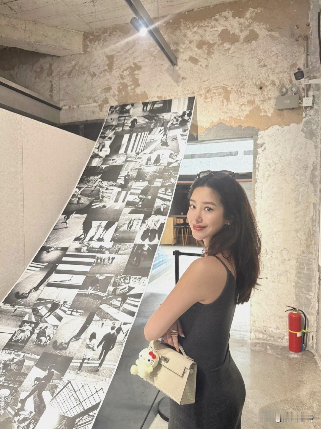 杨采钰去看展，出镜的时候很刻意地拿着包把肚子挡住了。其实吧，大方公布也没啥吧，毕