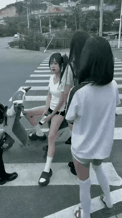 这世道真奇怪，街上的混社会小黄毛从来不缺女朋友，有正事工作的儿子28了却还是单身