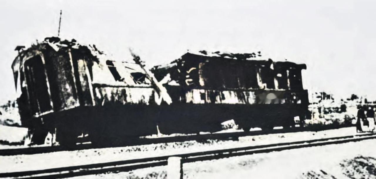 下图是日本记者在皇姑屯拍摄的张作霖被炸事件现场。

1928年6月2日，中华民国