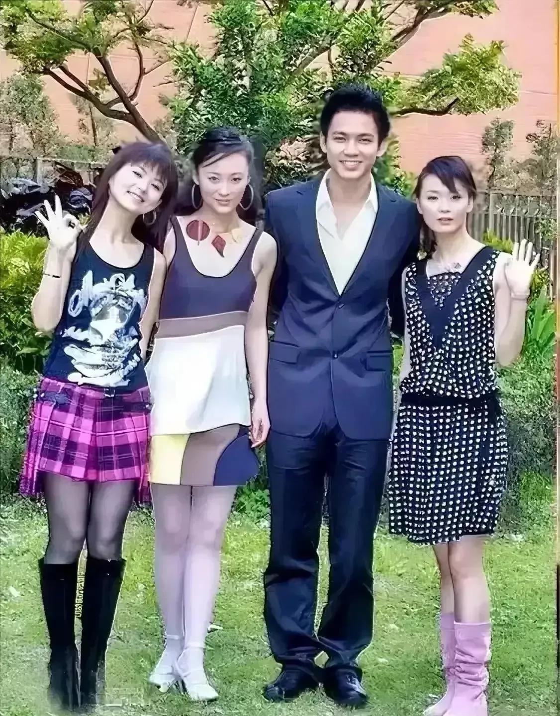 这是2003年钟汉良、李湘、蒋勤勤、王艳几人拍的一张合影，当时的四人刚合作拍完《