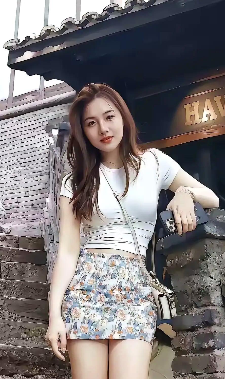 古巷石阶岁月留，
佳人闲立赏景幽。
一身清爽随心走，
笑看人间好春秋。
 
AI