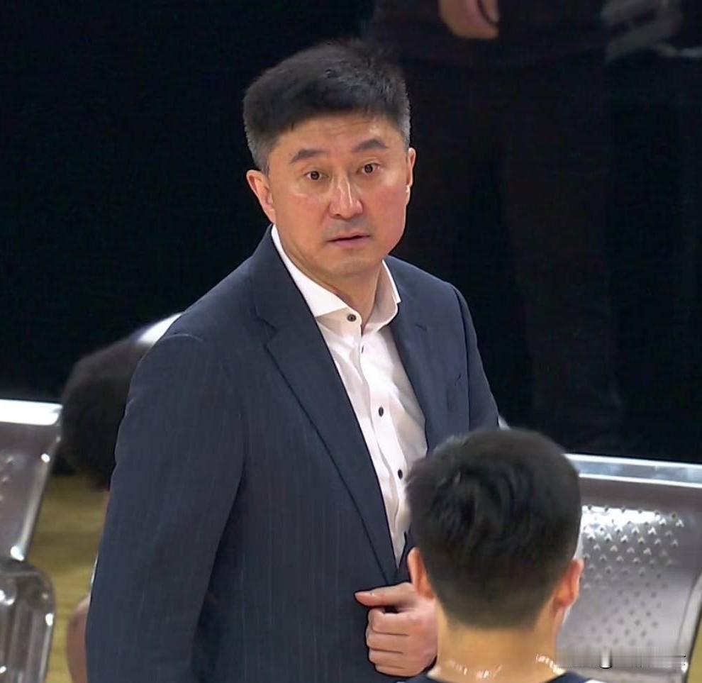 杜锋太疯狂了[捂脸]打造CBA最快双塔

CBA俱乐部杯，广东宏远队VS合肥狂风