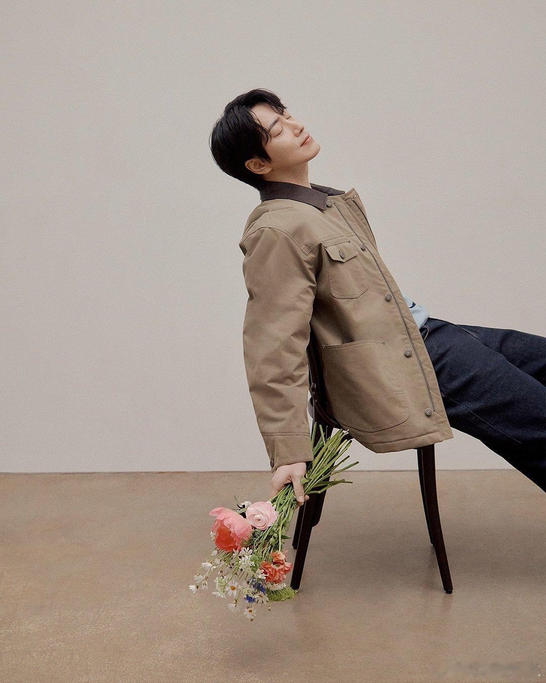 报告这里有人拿花勾引[来][来]李浚赫 ​​​