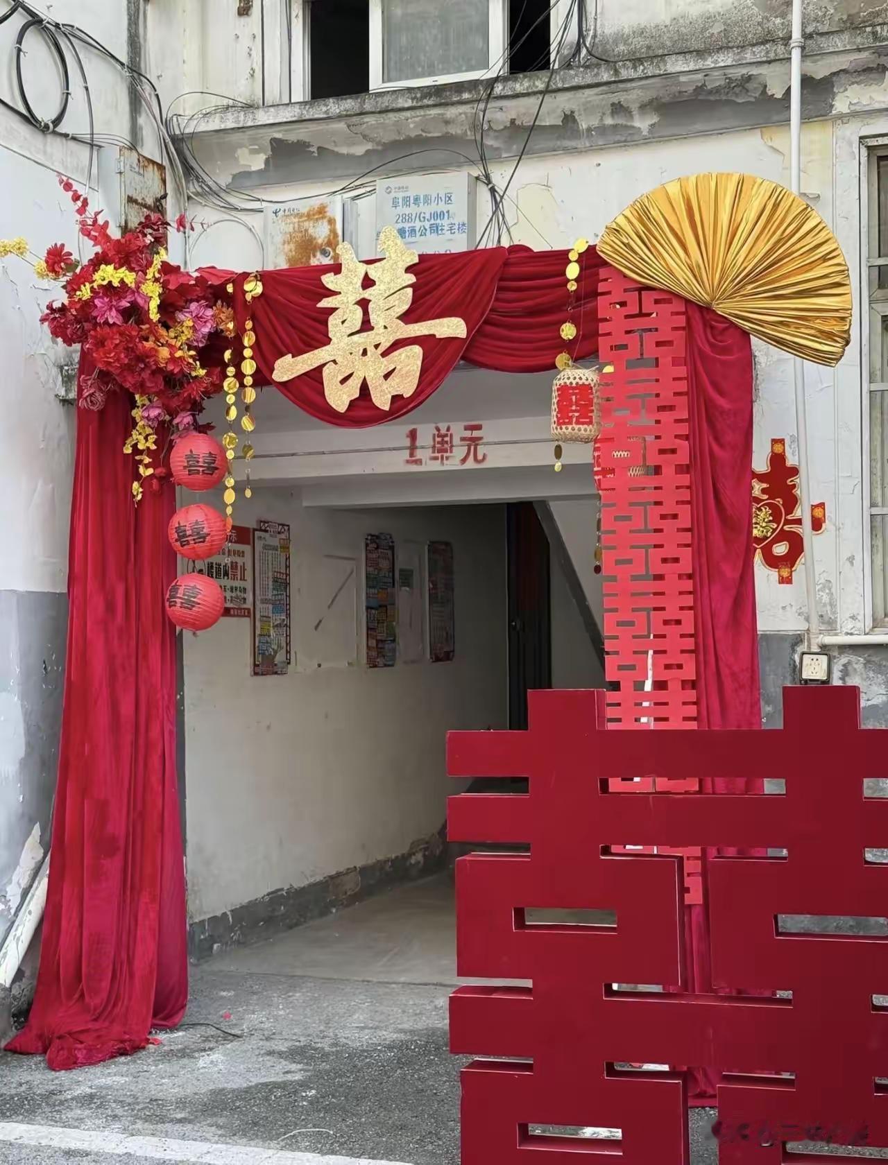 月4日，山东菏泽一婚礼接亲现场，出现了荒诞的一幕。新郎官历经几番周折、闯过重重难