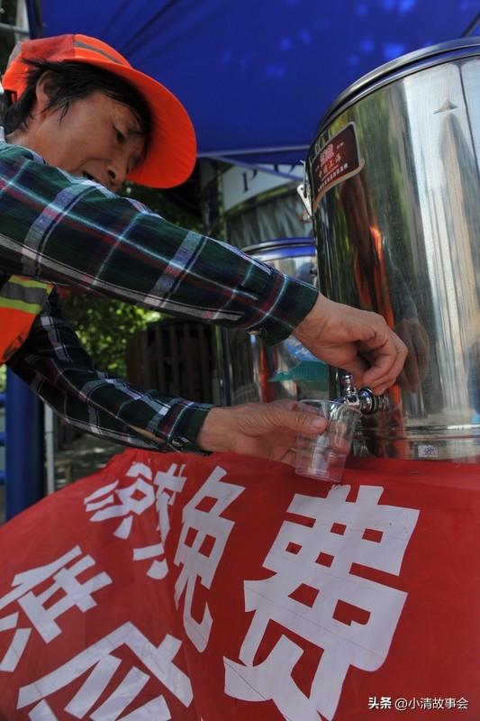 一瓶凉茶卖20元，这正常吗？我觉得得分情况。要是在普通超市，这价格绝对离谱。平时