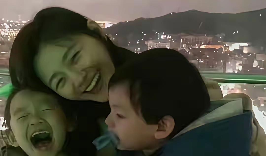 小玥玥的童年，也只有爸爸妈妈没有离婚的时候，是最开心快乐的，自从她的爸妈离婚后，