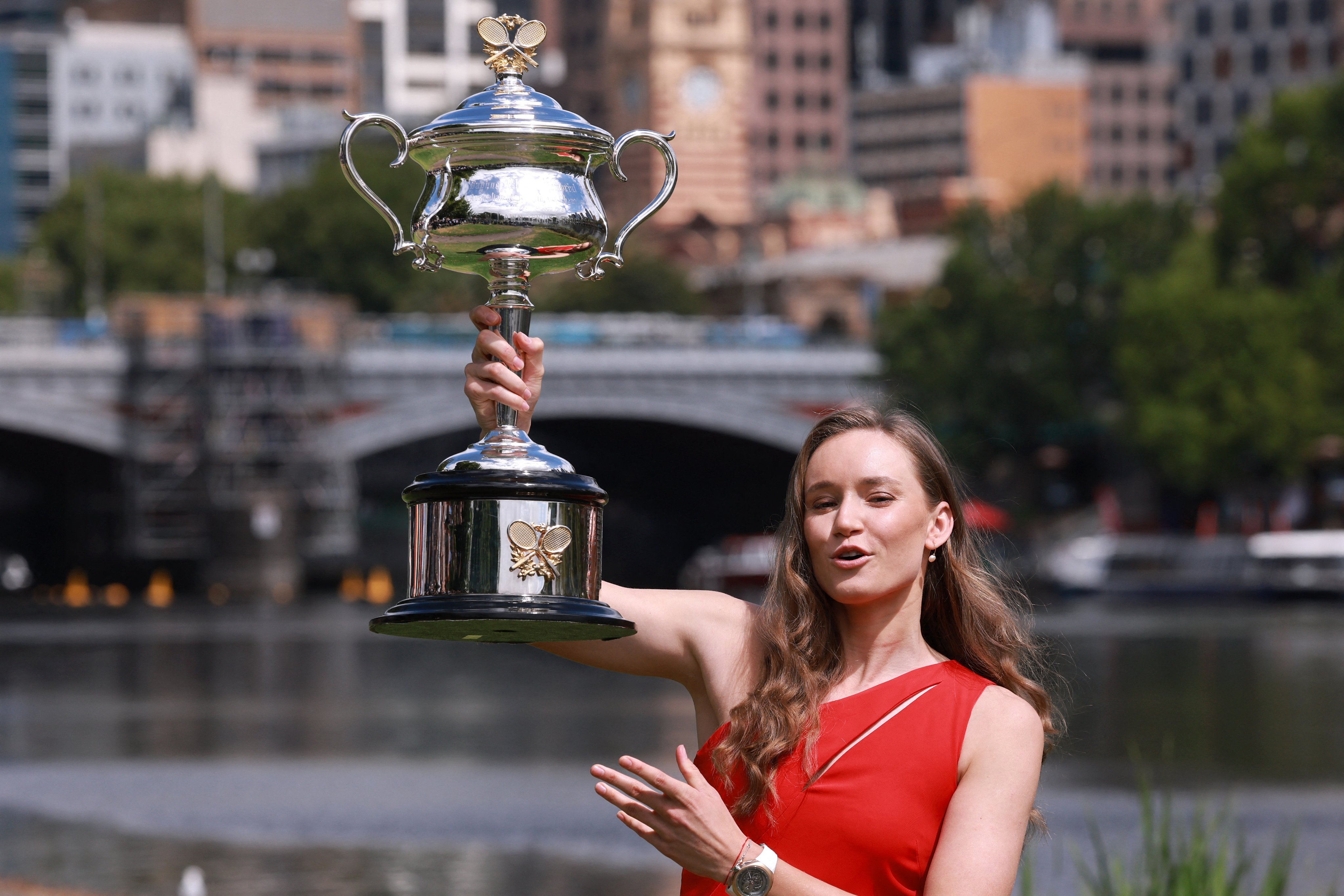 莱巴金娜澳网冠军写真冰美人终于笑了 澳网新科冠军莱巴金娜，手捧达芙妮杯拍摄冠军写