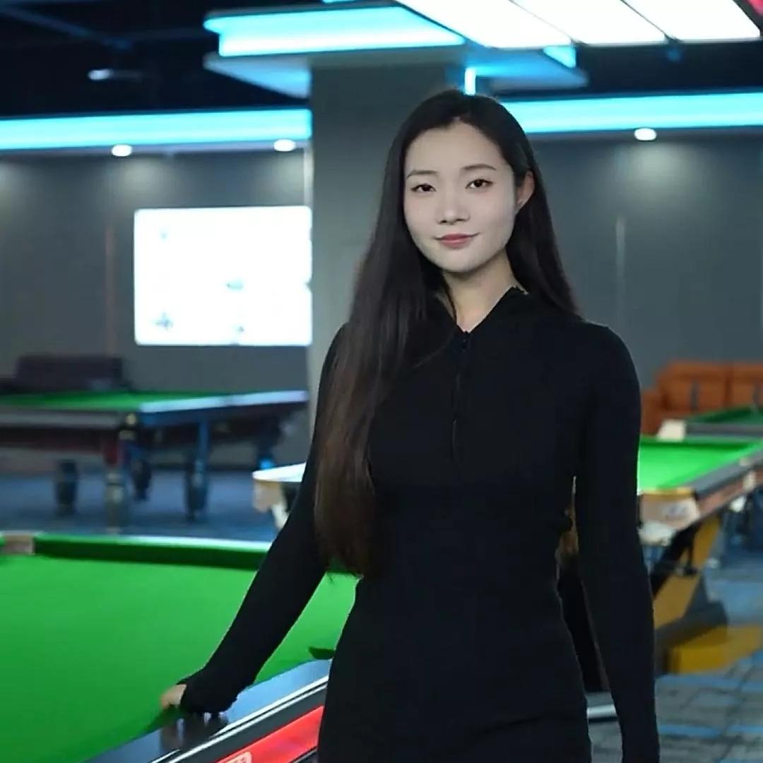 台球馆里，优雅的黑衣美女