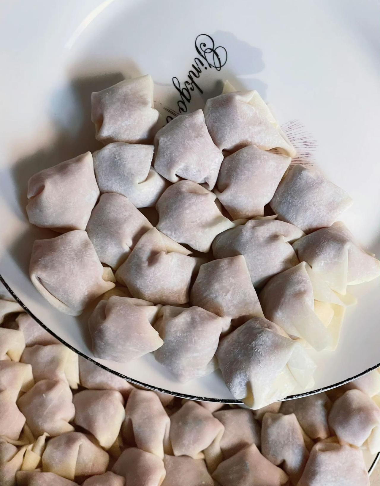 🥟 白胖小元宝挤挤挨挨，等一锅沸水唤醒鲜嫩灵魂✨ 平凡日子里的小确幸，藏在这口