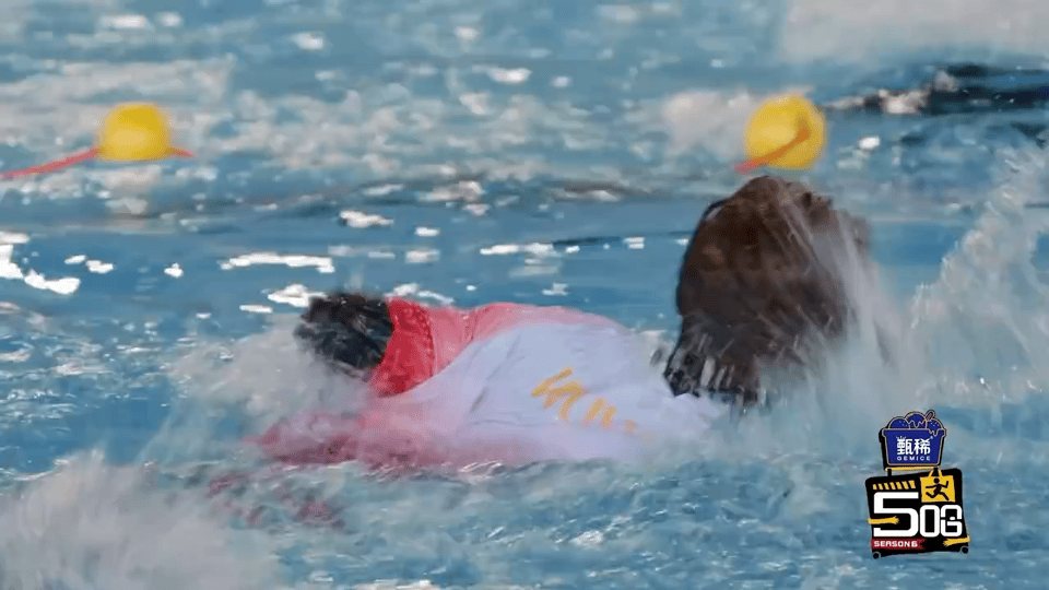 鹿晗游泳后面拉着邓超邓超把鹿晗当马训 鹿晗前面游泳后面拉着邓超，邓超还在喊“马晗