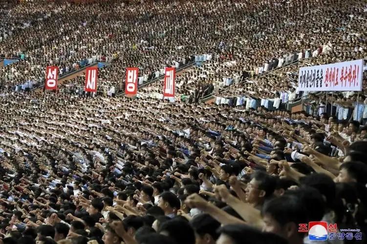 7月1日，朝中社掐着中国共产党成立105周年的节点对外披露了一封贺电，金正恩这个