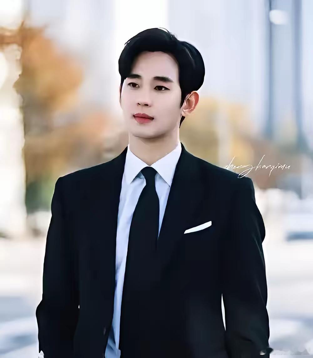 有网友表示再也不敢喜欢哪个明星了！当初喜欢吴亦凡，结果他进去踩缝纫机了，喜欢李威