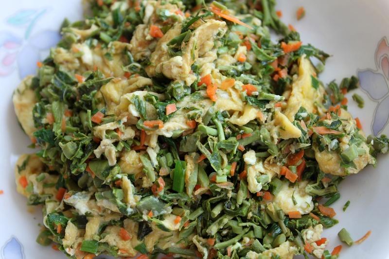 今日美食必须晒一晒！做了香椿炒鸡蛋和蒜蓉粉丝蒸扇贝。
香椿炒鸡蛋，春天的限定美味