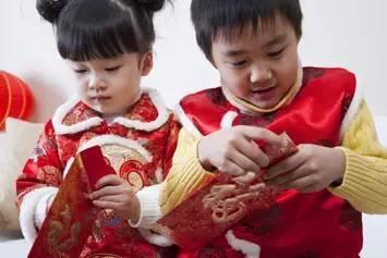 每年春节过后，我都会带着孩子一起去银行存钱。在银行的柜台前，孩子认真地看着我办理