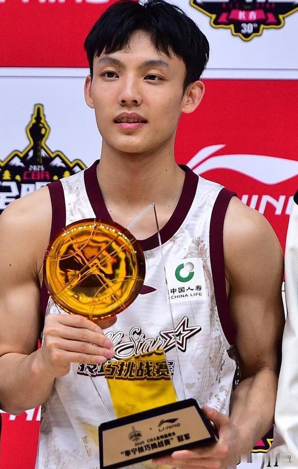 中国男篮还是应该选上徐杰。
纵观国家队所有的后卫，比来比去，徐杰绝对是最优秀之一