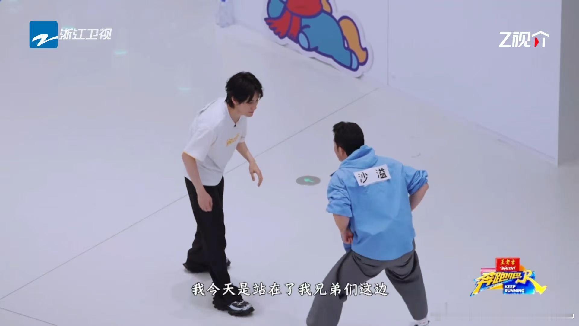 沙溢张真源父子对决奔跑吧 沙溢和张真源撕名牌上演父子对决，两人1v1单挑难分伯仲