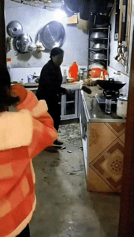 热菜还冒着气，筷子却已洗净。
网友说，有家里，婆婆做完饭被临时的事拖住，回到厨房