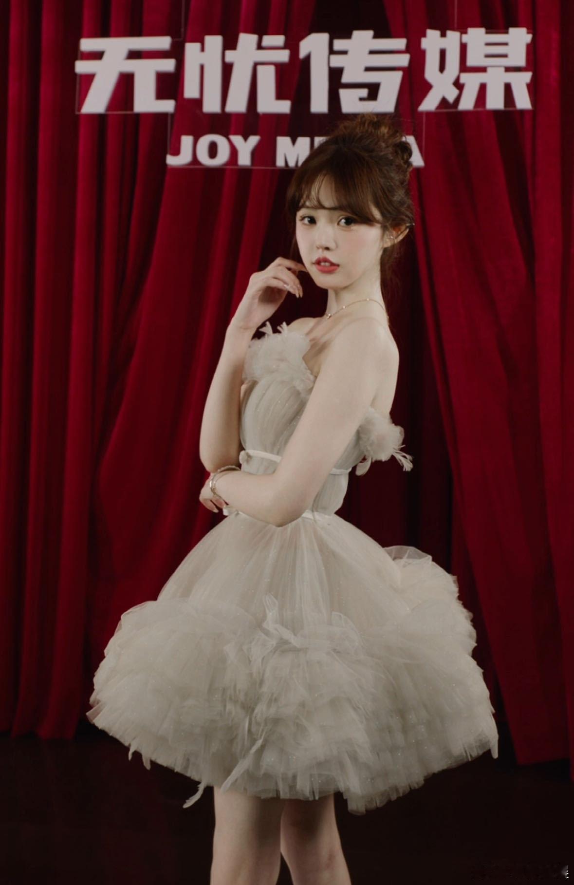 #第一眼格莱美第二眼格菜美# 这次盛典红人们真的没特意请老师指导格莱美慢镜头的动