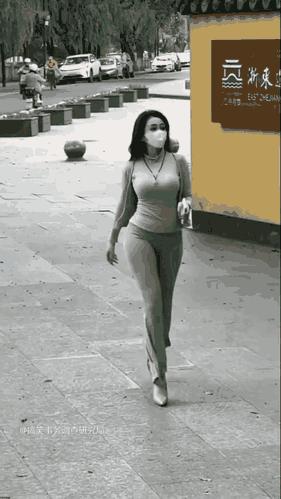 一左一右，两张动图。左边拧着胯走得花枝乱颤，右边甩着胯走得地动山摇。 
这叫用胯