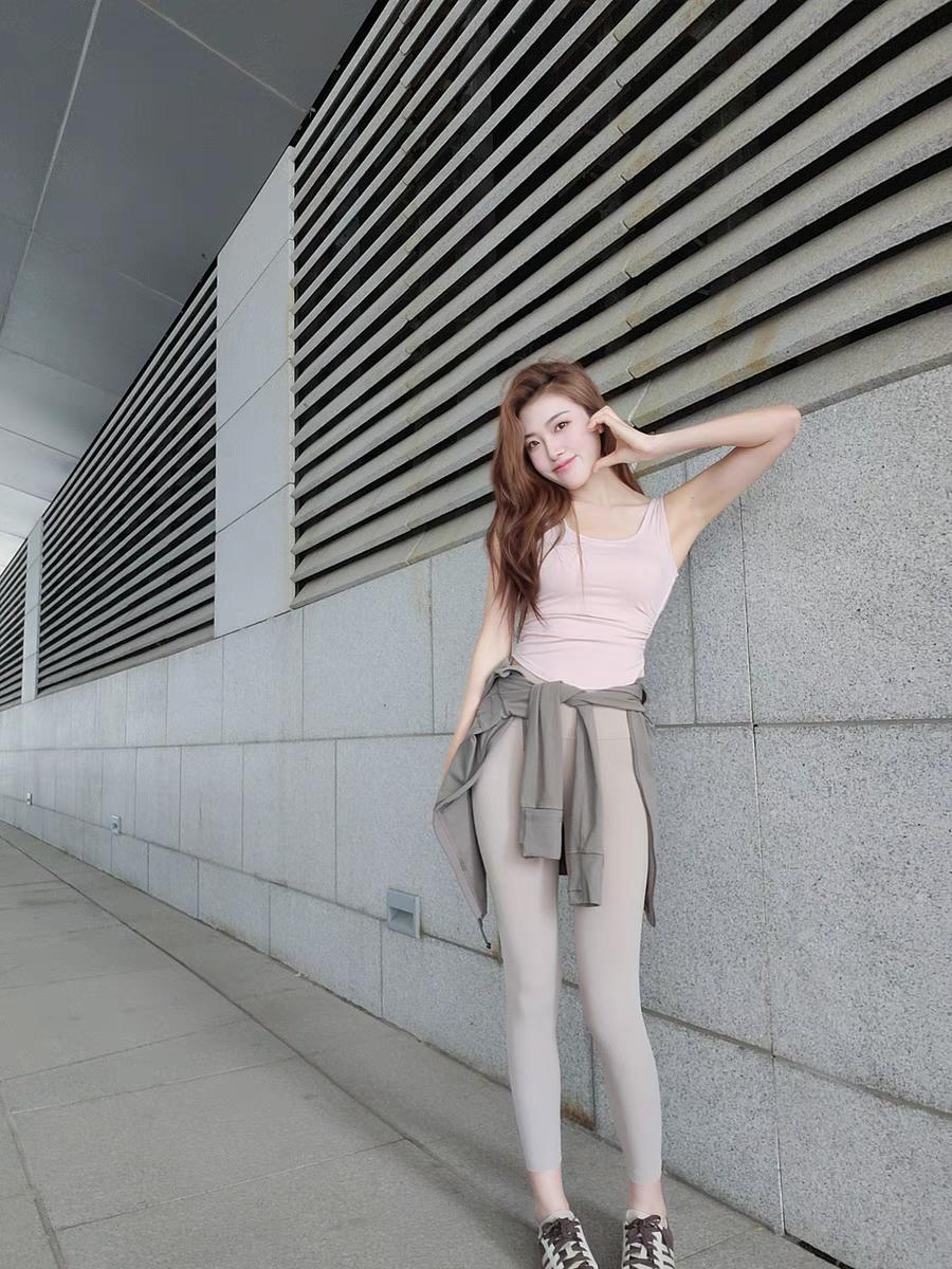 女生为何不能穿着瑜伽裤去爬山?谁说不能穿瑜伽课爬山，现在瑜伽裤爬山是一种流行