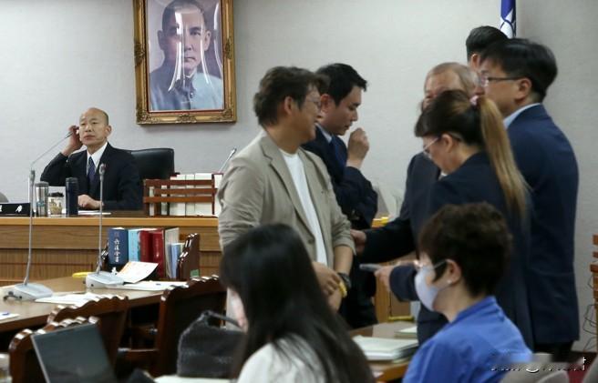 国民党团今（29）日召开党团大会讨论军购特别条例版本，场内支持8000亿元与「3