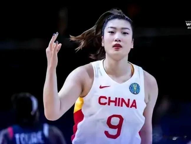 大家都知道宫鲁鸣重新执教中国女篮！宫鲁明是一位非常优秀的资深教练，曾带领中国女篮