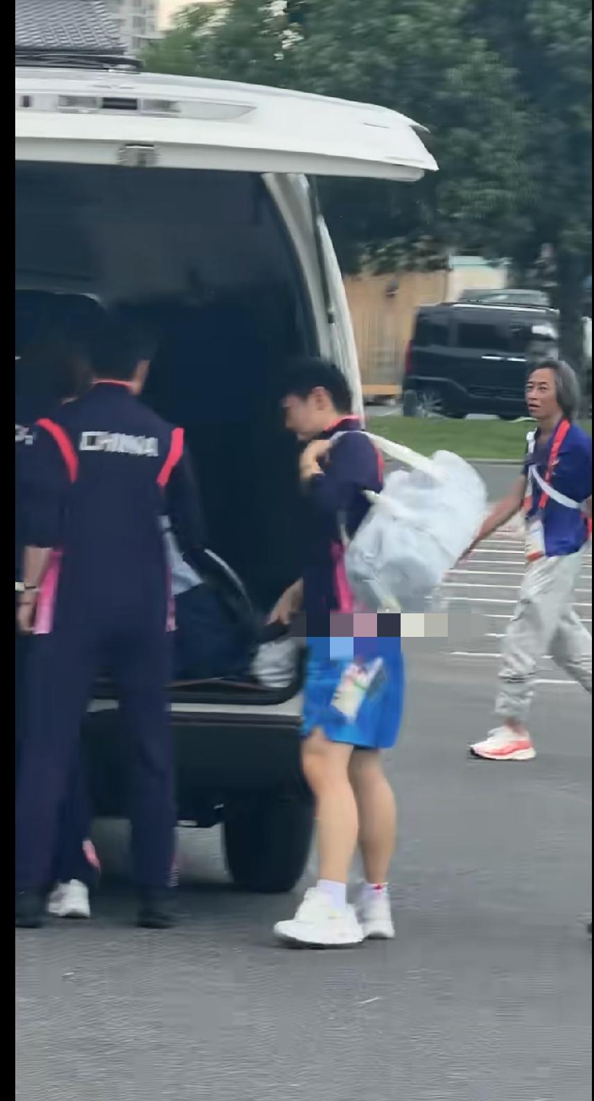 9月21日抵达训练场，奔赴训练时光
 
刷到国乒抵达训练场地的路透，孙颖莎、王曼