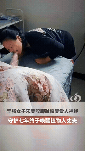 爱能抵万难！河南开封，一个妻子竟然每天都把丈夫的脚套上塑料袋，然后用嘴去轻咬 脚