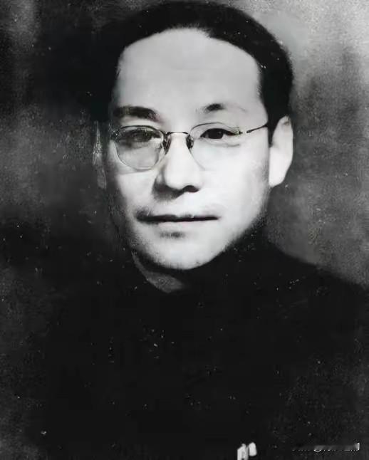 1940年，打入日伪内部的刘人寿，正用电台给党组织发报，几名日军突然冲了进来，他