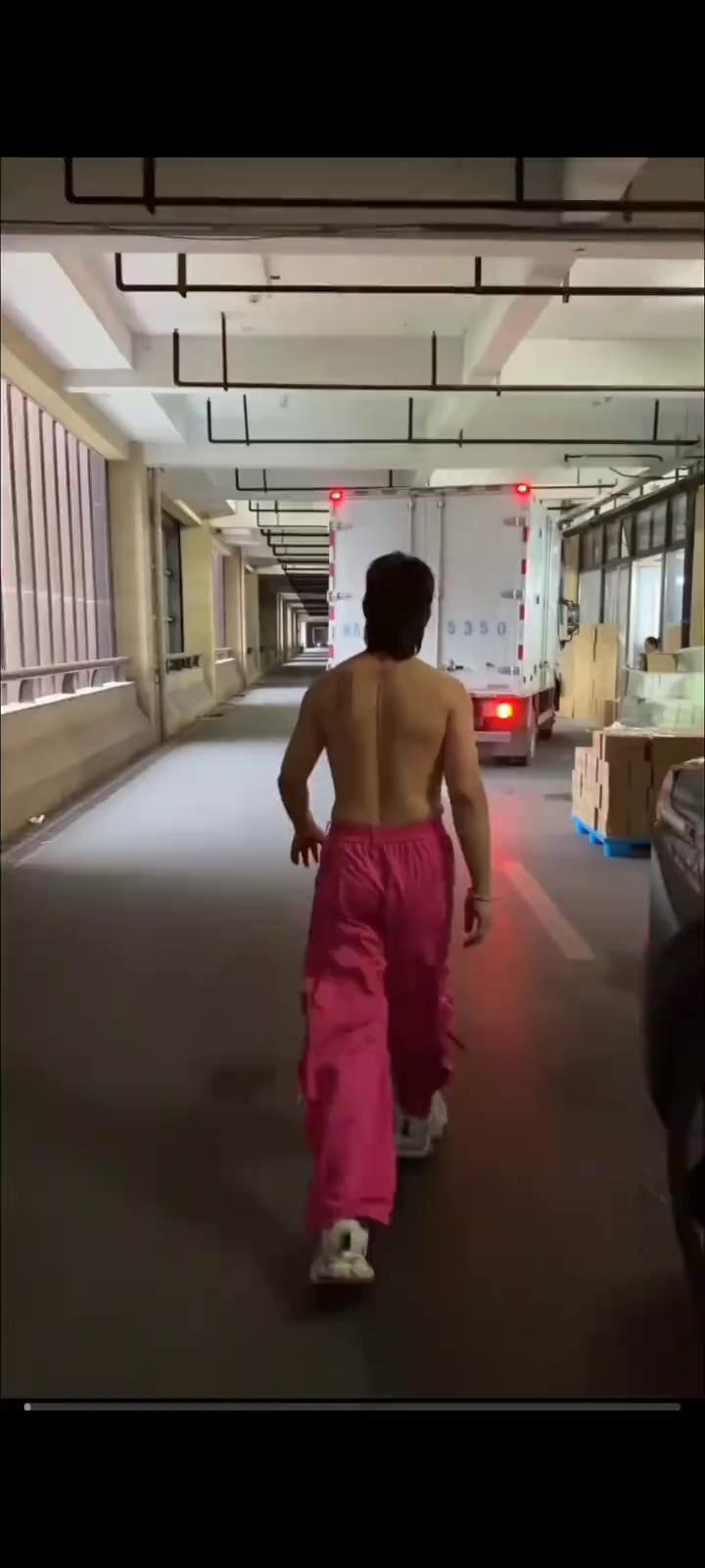 关中王来。