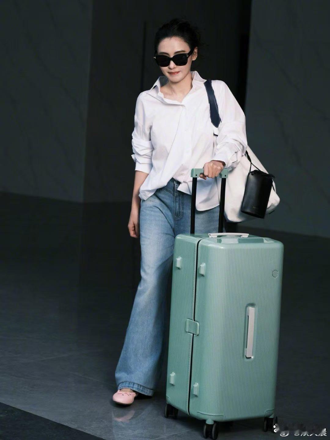 张柏芝的中年穿搭也太会了！简约白衬衫搭配阔腿裤，干净利落又超级减龄，气质直接拉满