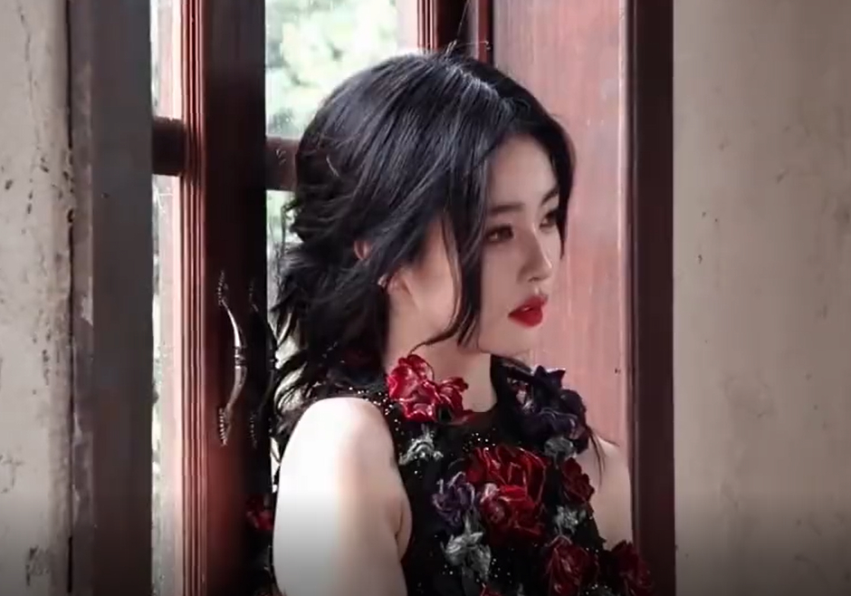 白鹿窗边冷艳玫瑰被白鹿窗边这一幕狠狠打动，红玫瑰礼服上身明艳感十足。静静立于木窗