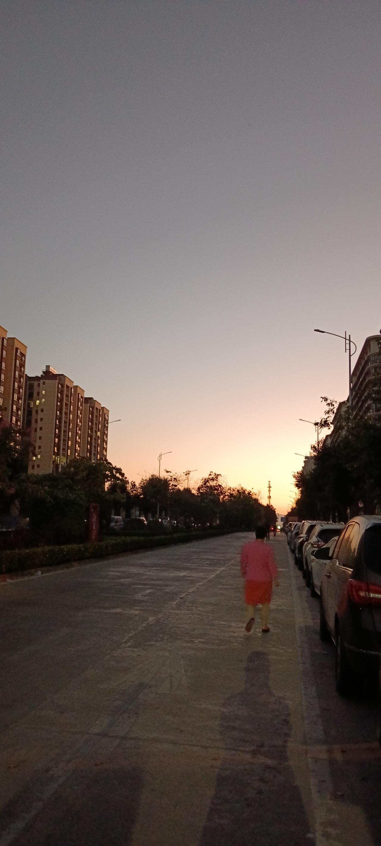 早起遛弯，
遇见一对老夫妻买早餐。
这个季节的乐东，基本上都是老人。习惯了，也就