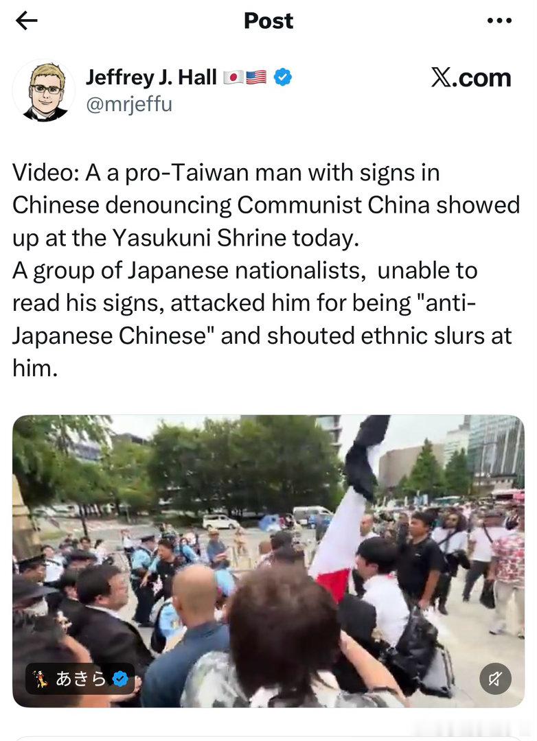 今天某人持反共标语出现在靖国神社。一些日本民族分子读不懂汉字，认为他是反日中国人