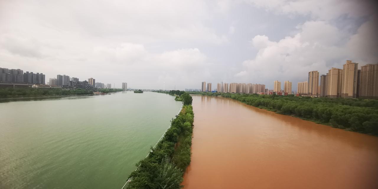 洪水过后，渭河重归清流，两边颜色一样，“鸳鸯锅”自然消失，咸阳依旧蓝天白云，风和