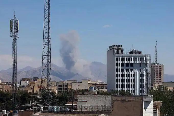 太解气！伊朗猝不及防挥出重拳，反手给美以最狠一击！
 
4月12日，伊朗警方突然