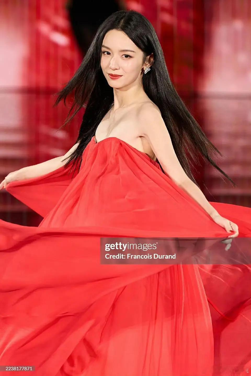 周也巴黎秀场G社生图来了，闪耀美貌直击人心！ ​​​