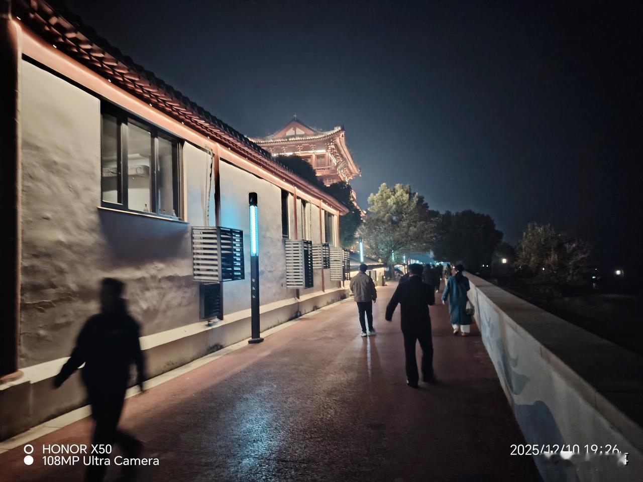 《浔阳楼》下长江岸边晚间散步