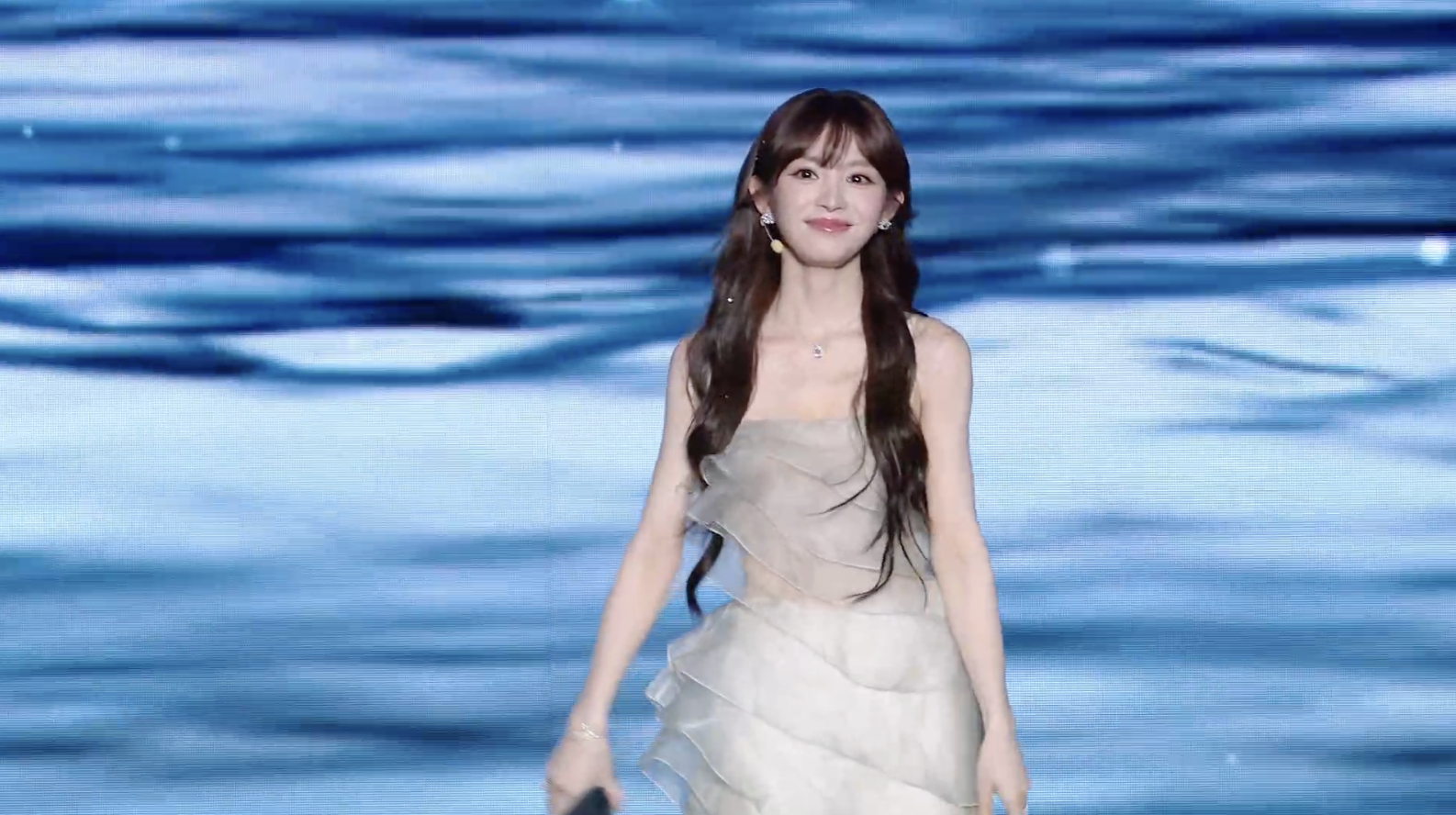 vivo S60发布会小田来现场了，美到流鼻血小田也太好看了，随手一截都美到失语
