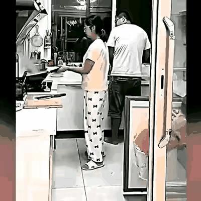 【神开头】厨房突然冒火，丈夫一把抱起孩子就往外冲，顺手