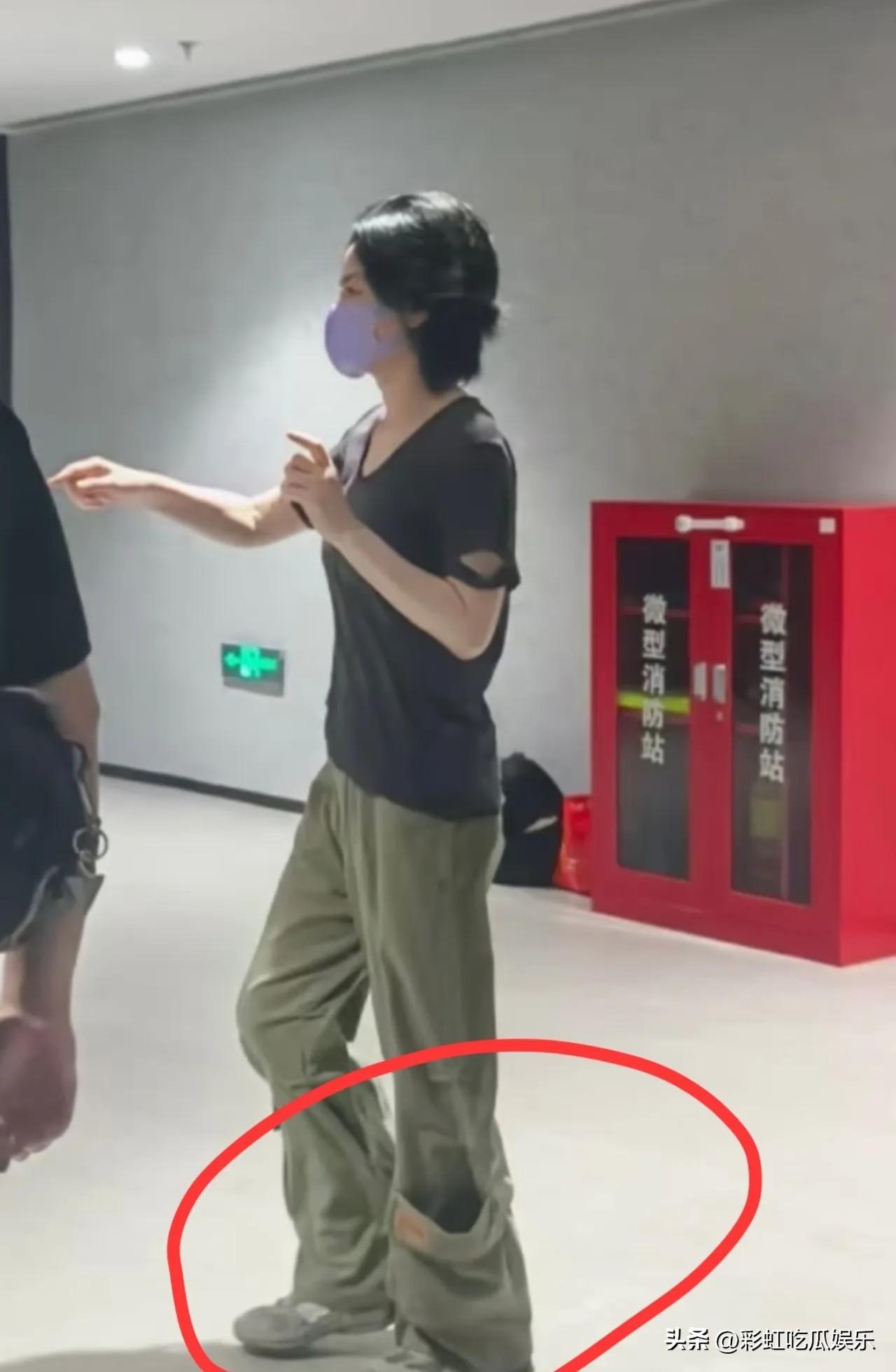 贫穷限制我的想象，王菲脚上这双平平无奇的运动鞋要9750，就是上万块还是限量版的