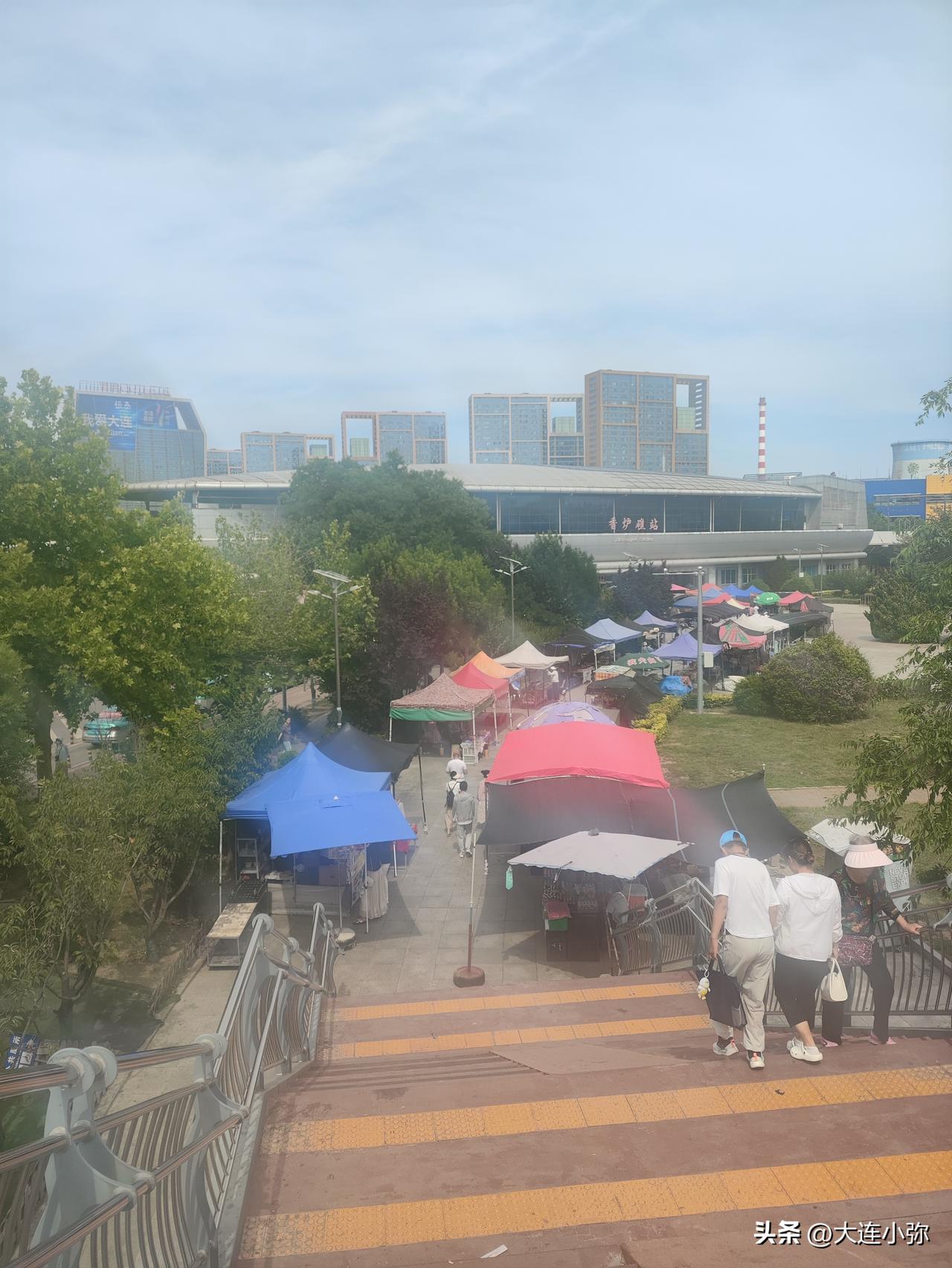 大连香炉礁地铁站前地摊一条街“一夜回魂”？不如用无人机+机动队来“治”

今儿我