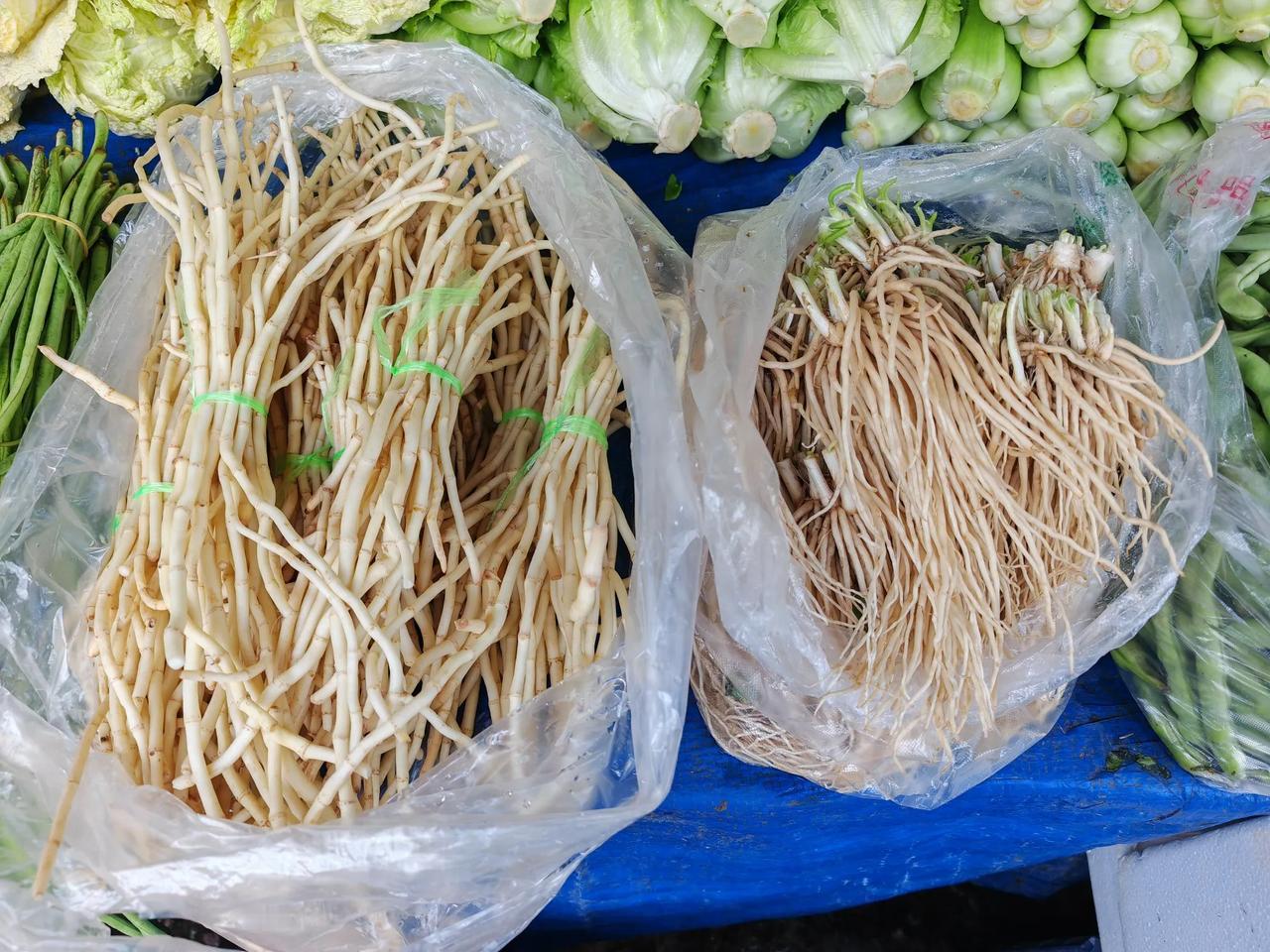 在丽江菜市场，
发现几个不认识的菜，这都是啥，
第二张图问了当地人，
他回答了，