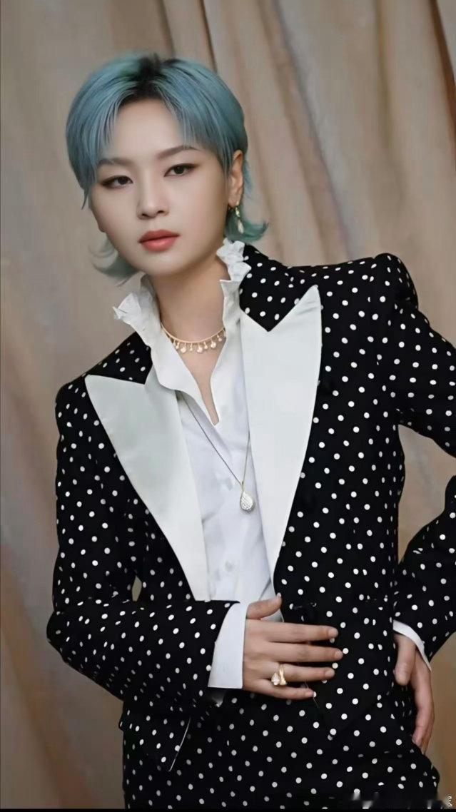 周笔畅窦靖童范晓萱唱同一首歌 周笔畅唱过太多范晓萱的歌了，《属于》《氧气》《哭了