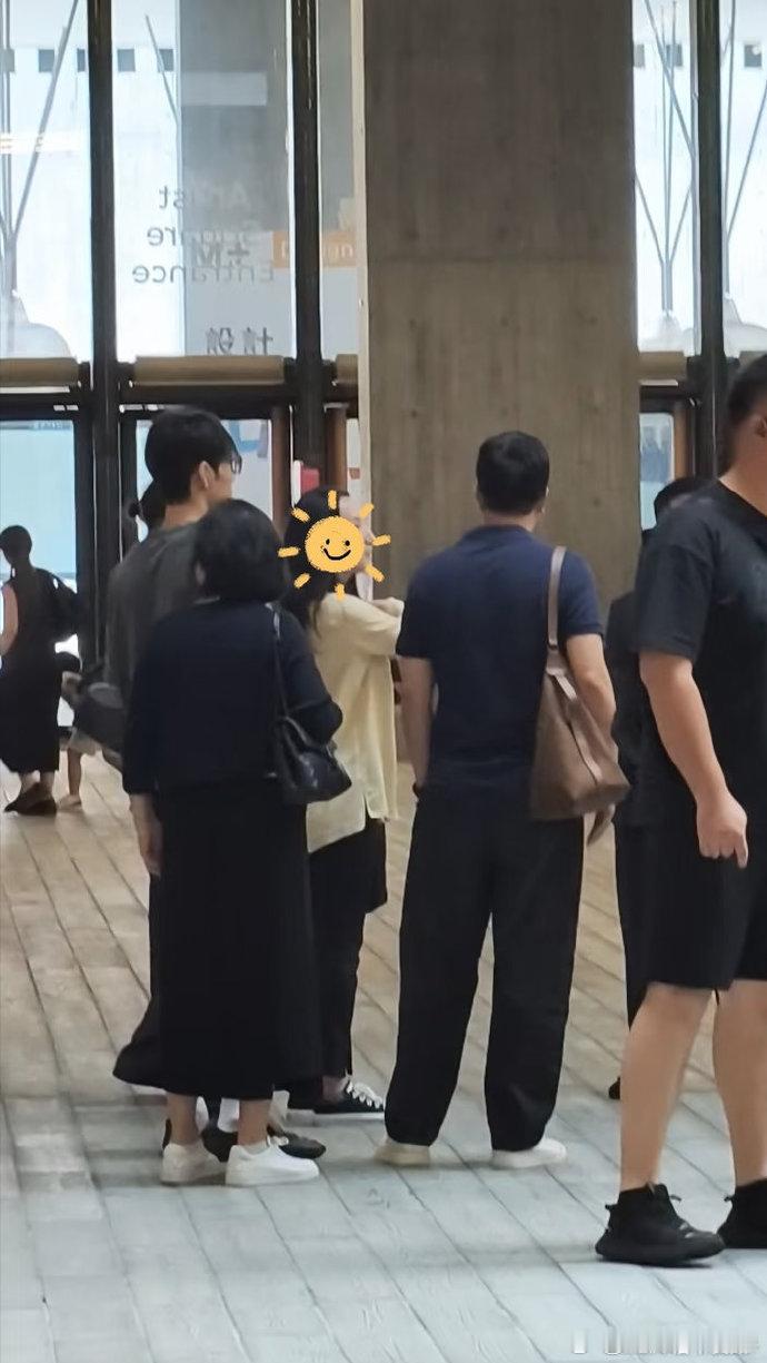 香港偶遇肖战一家逛街网友香港偶遇肖战一家香港街头偶遇肖战和家人逛街 