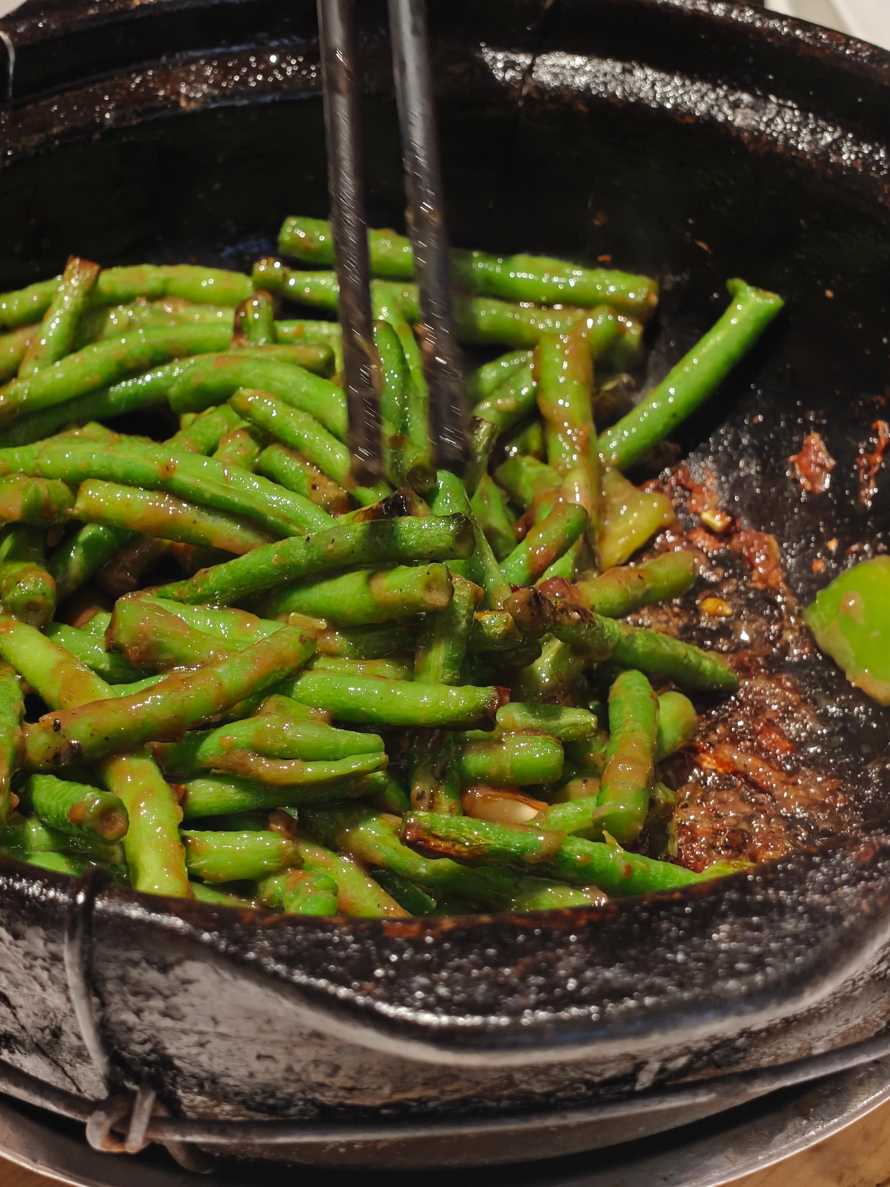 周日晚上吃的，老牌啫啫煲主打一个镬气，也不会水汪汪。 ​​​