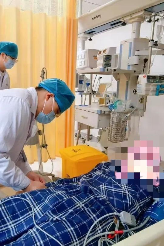 “事出反常必有妖！”湖北武汉，一名大二女生突然之间变得狂躁不安、胡言乱语，两天两