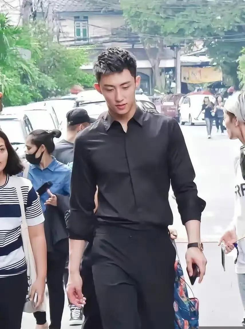黑马王子来了，满满的荷尔蒙，行走的多巴胺，快乐的内啡肽，鲸鱼才是真正的持久的高级